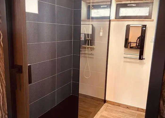 De L'archerie Classe 4 Etoiles, 9 Personnes Nyaraló *